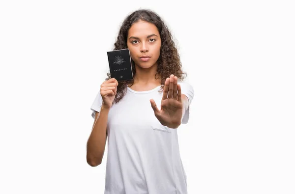 Jovem Hispânica Segurando Passaporte Austrália Com Mão Aberta Fazendo Sinal — Fotografia de Stock