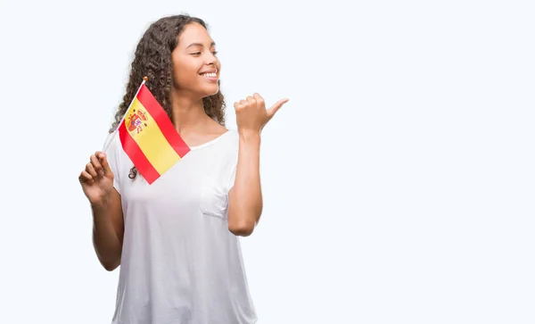 Mujer Hispana Joven Sosteniendo Bandera España Señalando Mostrando Con Pulgar —  Fotos de Stock