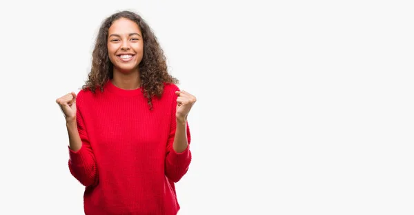 Jovem Hispânica Vestindo Camisola Vermelha Comemorando Surpreso Surpreso Pelo Sucesso — Fotografia de Stock