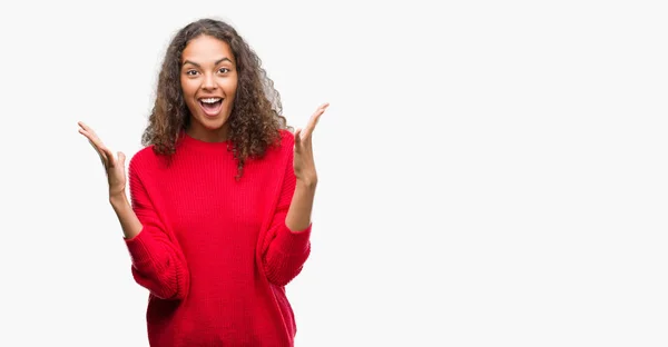 Mujer Hispana Joven Vistiendo Suéter Rojo Celebrando Loco Sorprendido Por — Foto de Stock