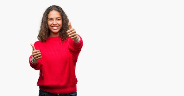 Mujer Hispana Joven Usando Suéter Rojo Aprobando Hacer Gesto Positivo — Foto de Stock