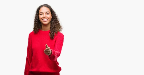 Mujer Hispana Joven Vistiendo Suéter Rojo Sonriendo Amistoso Ofreciendo Apretón — Foto de Stock