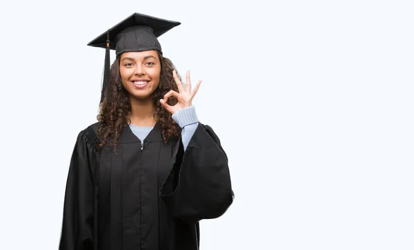 卒業の優秀なシンボルの指で サインをしている制服を着た若いヒスパニック女性 — ストック写真