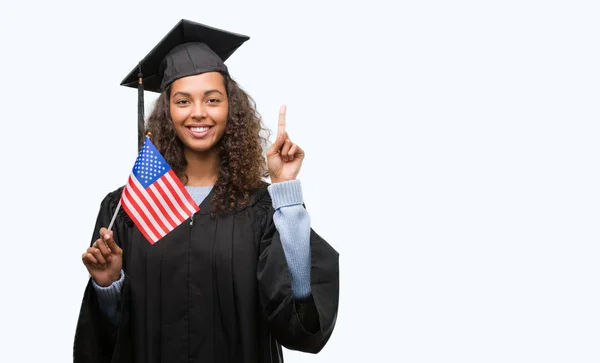 Mujer Hispana Joven Con Uniforme Graduación Sosteniendo Bandera Estados Unidos —  Fotos de Stock