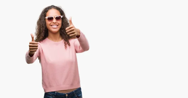 Bella Giovane Donna Ispanica Con Gli Occhiali Sole Che Approva — Foto Stock