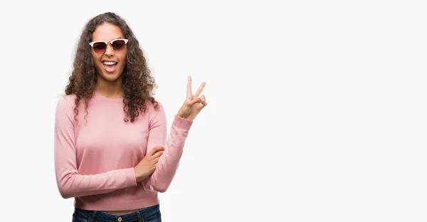 Schöne Junge Hispanische Frau Mit Sonnenbrille Lächelnd Mit Glücklichem Gesicht — Stockfoto