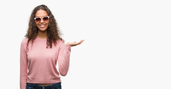 Schöne Junge Hispanische Frau Mit Sonnenbrille Lächelnd Fröhlich Präsentiert Und — Stockfoto