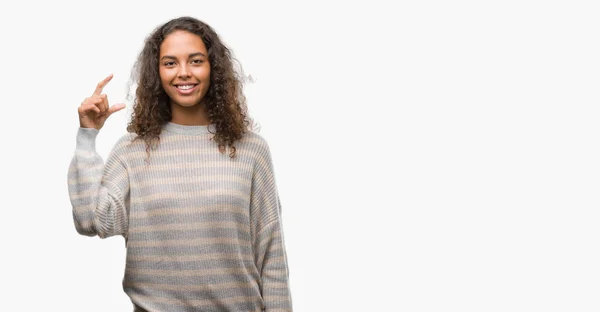 Hermosa Mujer Hispana Joven Con Rayas Suéter Sonriente Seguro Gesto —  Fotos de Stock