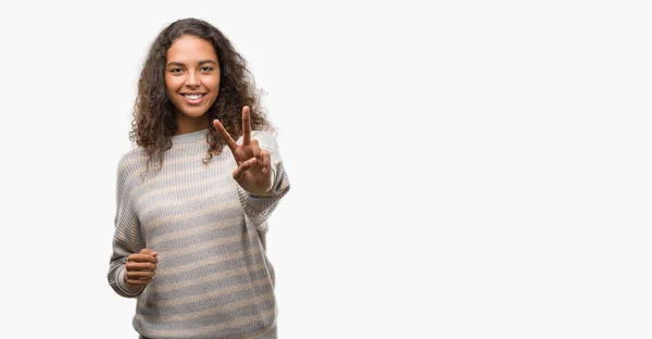 Mulher Hispânica Jovem Bonita Vestindo Listras Suéter Sorrindo Olhando Para — Fotografia de Stock