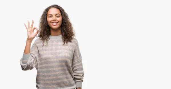 Schöne Junge Hispanische Frau Trägt Streifen Pullover Lächelnd Positive Tun — Stockfoto