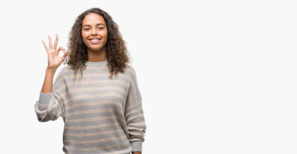 Hermosa Mujer Hispana Joven Con Rayas Suéter Sonriendo Positiva Haciendo —  Fotos de Stock