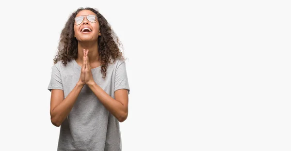 Gyönyörű Fiatal Spanyol Kolduló Imádkozik Együtt Remény Kifejezés Rendkívül Érzelmes — Stock Fotó