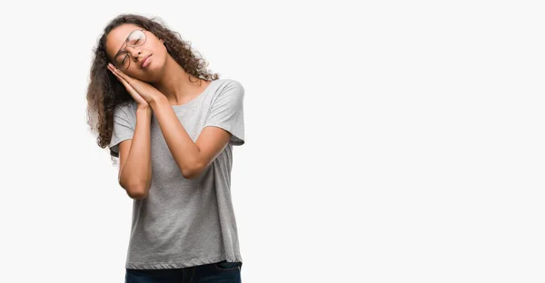 Bella Giovane Donna Ispanica Con Gli Occhiali Che Dorme Stanca — Foto Stock