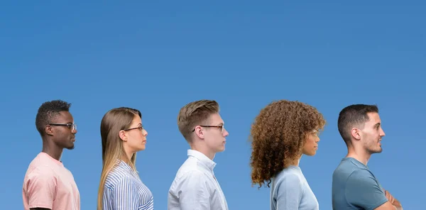 Composição Grupo Amigos Sobre Blackground Azul Olhando Para Lado Relaxar — Fotografia de Stock