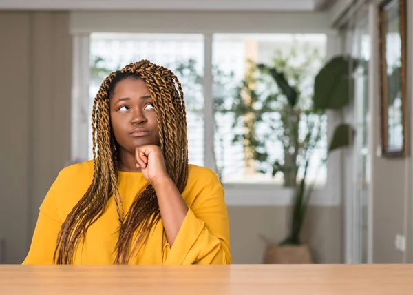 African American Woman Hem Allvarligt Ansikte Funderar Frågan Mycket Förvirrad — Stockfoto
