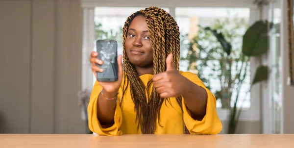 African American Kobieta Pokazując Łamane Smartphone Szczęśliwy Uśmiechem Robi Znak — Zdjęcie stockowe