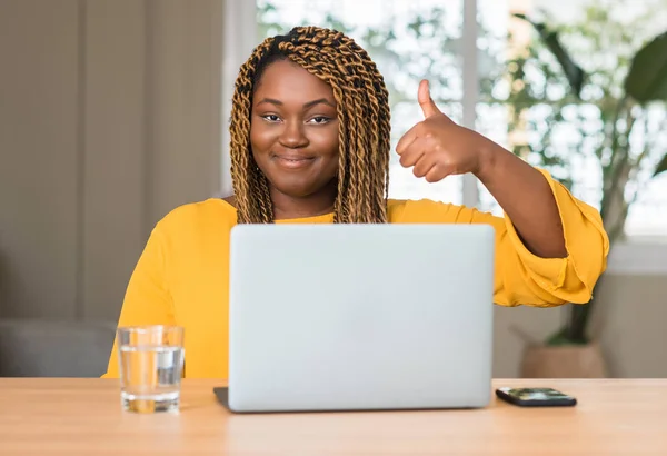Africano Americano Mulher Com Laptop Feliz Com Grande Sorriso Fazendo — Fotografia de Stock