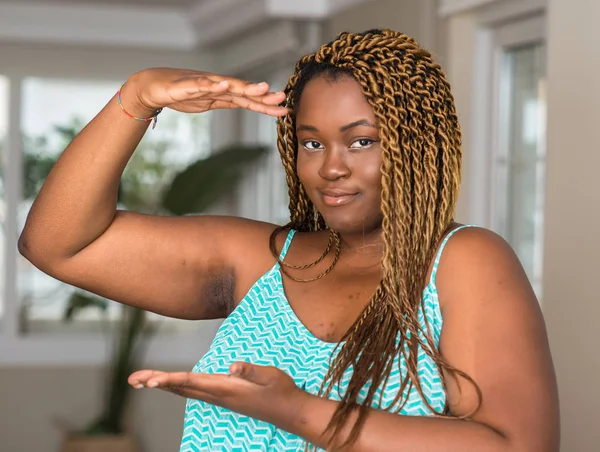 在家里的非洲裔美国妇女手势与手显示大和大尺寸标志 测量符号 微笑着看着相机 测量概念 — 图库照片