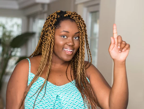 Африканская Американка Дома Указывает Пальцем Успешную Идею Взволнован Счастлив Номер — стоковое фото