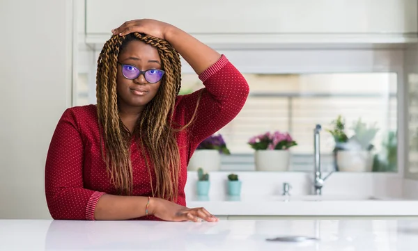 Donna Afroamericana Seduta Casa Stressata Testa Giù Scioccata Dalla Vergogna — Foto Stock