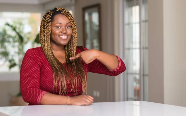 African American Woman Sitter Hemma Med Överraskning Ansikte Pekande Finger — Stockfoto