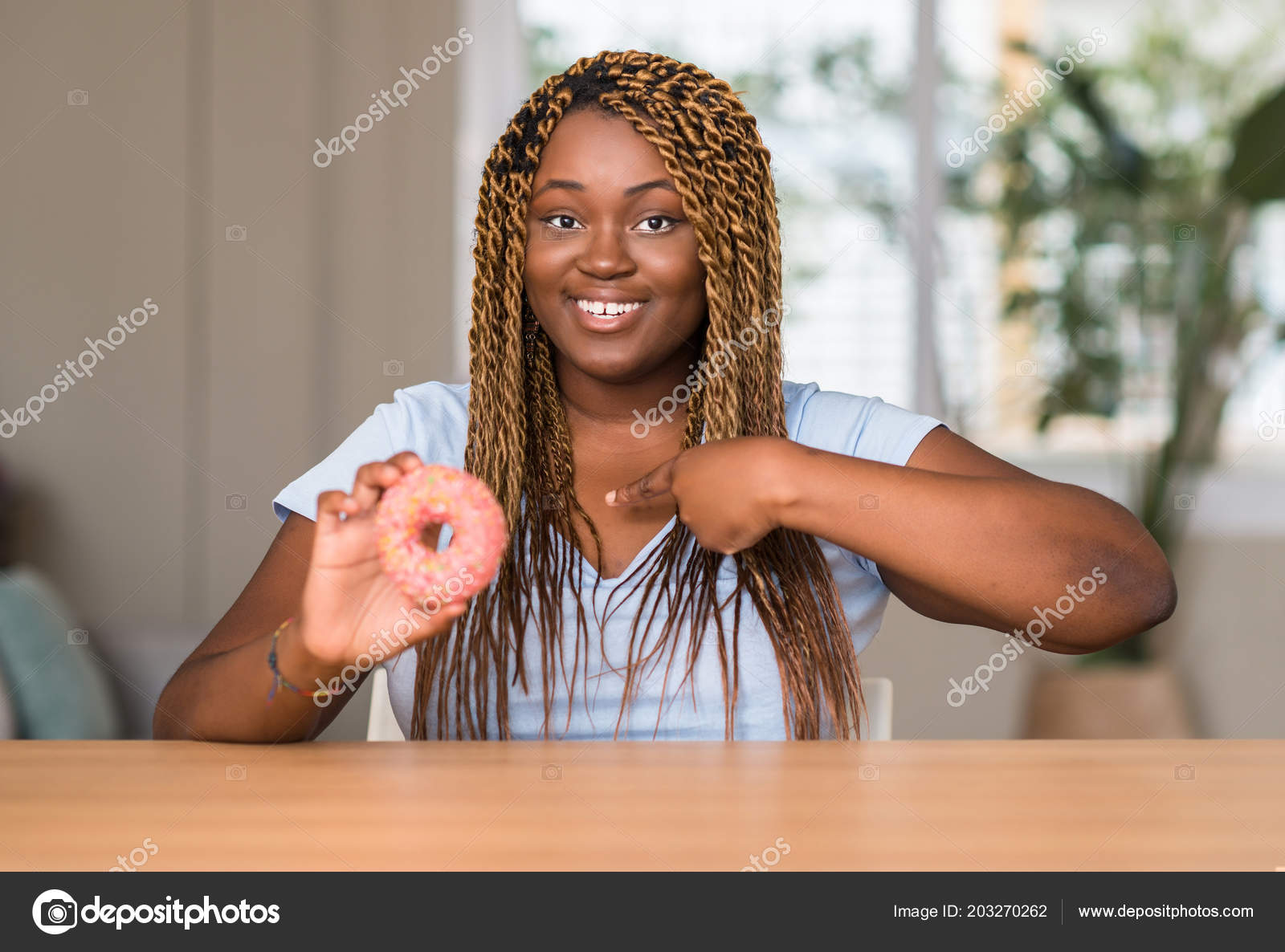 Afro Americaine Femme Manger Beignet Avec Surprise Visage Pointant Doigt Image Libre De Droit Par Krakenimages Com C Afro Americaine Femme Manger Beignet Avec Surprise Visage Pointant Doigt Image Libre De Droit Par Krakenimages Com C