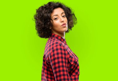 Güzel Arap kadın ifade aşk, darbeler Öpücük kamerasına, flört