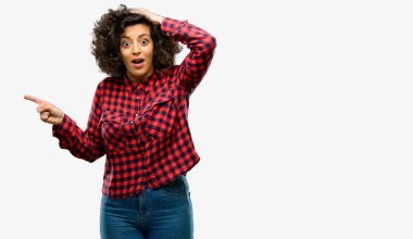 Güzel Arap kadın uzak yan parmak ile işaret