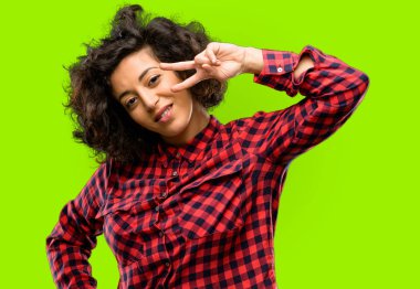 Güzel Arap kadın kamera parmaklarımın arasından bakıyor