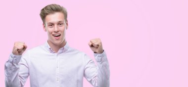 Duygu tezahürat gurur çığlık ve zafer ve başarı çok heyecanlı, kutluyor genç sarışın yakışıklı