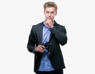 Genç yakışıklı sarışın adam hakkında soru, çok düşünme dürbün ciddi yüzünü arıyorum fikir karışık