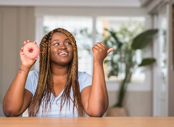 Afrikanische Amerikanerin Isst Donut Und Zeigt Mit Der Hand Nach — Stockfoto