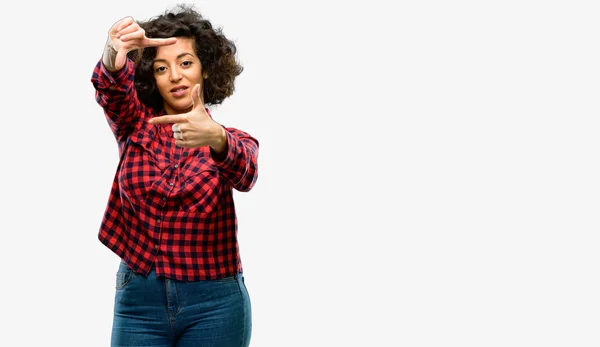 Mulher Árabe Bonita Confiante Feliz Mostrando Mãos Para Câmera Compondo — Fotografia de Stock