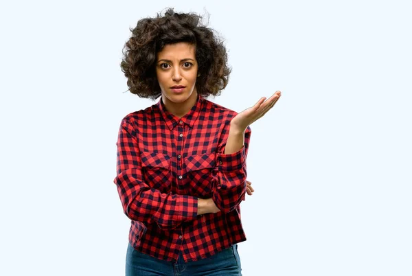 Mooie Arabische Vrouw Geïrriteerd Boos Het Uiten Van Negatieve Emotie — Stockfoto