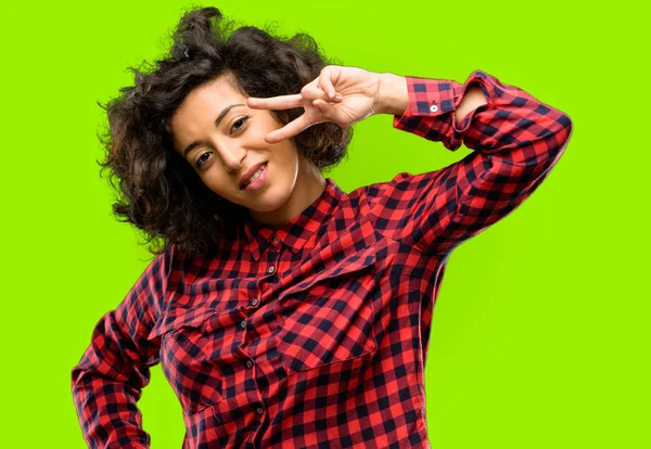 Güzel Arap kadın kamera parmaklarımın arasından bakıyor