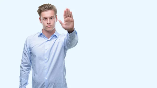 Ung Snygg Blond Man Med Öppen Hand Gör Stoppskylt Med — Stockfoto