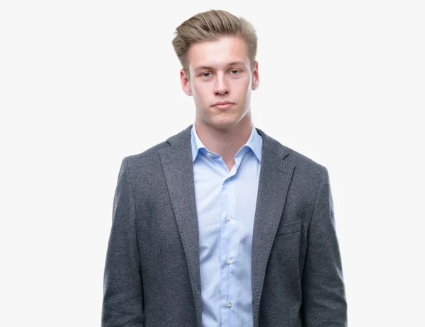 Młody Przystojny Biznes Blond Człowiek Poważną Miną Twarzy Proste Naturalne — Zdjęcie stockowe