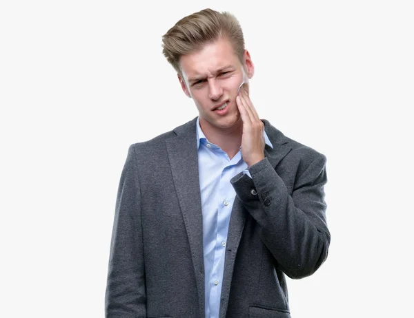 Młody Przystojny Biznes Blond Człowiek Dotknięcie Usta Ręką Bolesne Wyrażenie — Zdjęcie stockowe