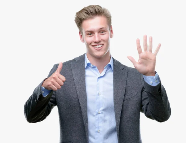 Молодой Красивый Блондин Бизнесмен Появляется Показывает Пальцами Номер Шесть Улыбаясь — стоковое фото