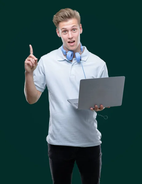 Jovem Homem Loiro Bonito Usando Laptop Surpreso Com Uma Ideia — Fotografia de Stock