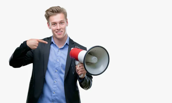 Joven Hombre Rubio Guapo Sosteniendo Megáfono Con Cara Sorpresa Señalando — Foto de Stock