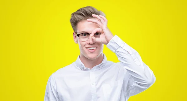 Mladý Pohledný Muž Blond Vlasy Dělá Gesto Rukou Úsměvem Oko — Stock fotografie
