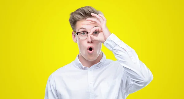 Junger Gutaussehender Blonder Mann Tut Geste Schockiert Mit Überraschtem Gesicht — Stockfoto