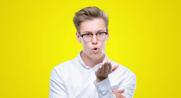 Ung Snygg Blond Man Tittar Kameran Blåser Kyss Med Hand — Stockfoto