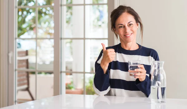 Donna Mezza Età Che Beve Bicchiere Acqua Felice Con Grande — Foto Stock