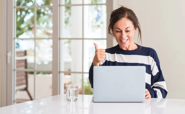 Mulher Meia Idade Usando Laptop Casa Feliz Com Grande Sorriso — Fotografia de Stock
