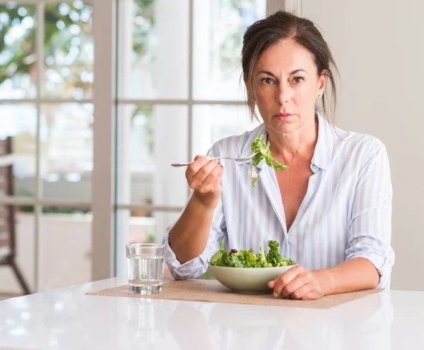 Frau Mittleren Alters Isst Hause Frischen Salat Einer Schüssel Mit — Stockfoto