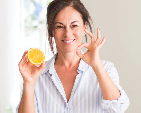 Donna Mezza Età Che Tiene Frutta Arancione Facendo Segno Con — Foto Stock