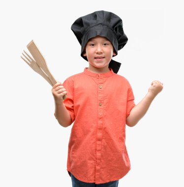 Duygu tezahürat gurur çığlık ve zafer ve başarı çok heyecanlı, kutluyor Şef üniforma giyen koyu saçlı küçük çocuk