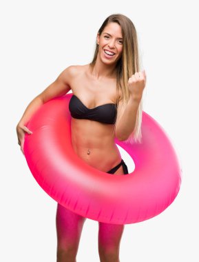 Güzel ve genç birbayan gurur çığlık ve zafer ve başarı çok heyecanlıyız, kutlayan pembe float tutan bikini duygu tezahürat